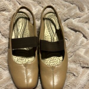 Trotters, size 8.5, comfy and cute!!